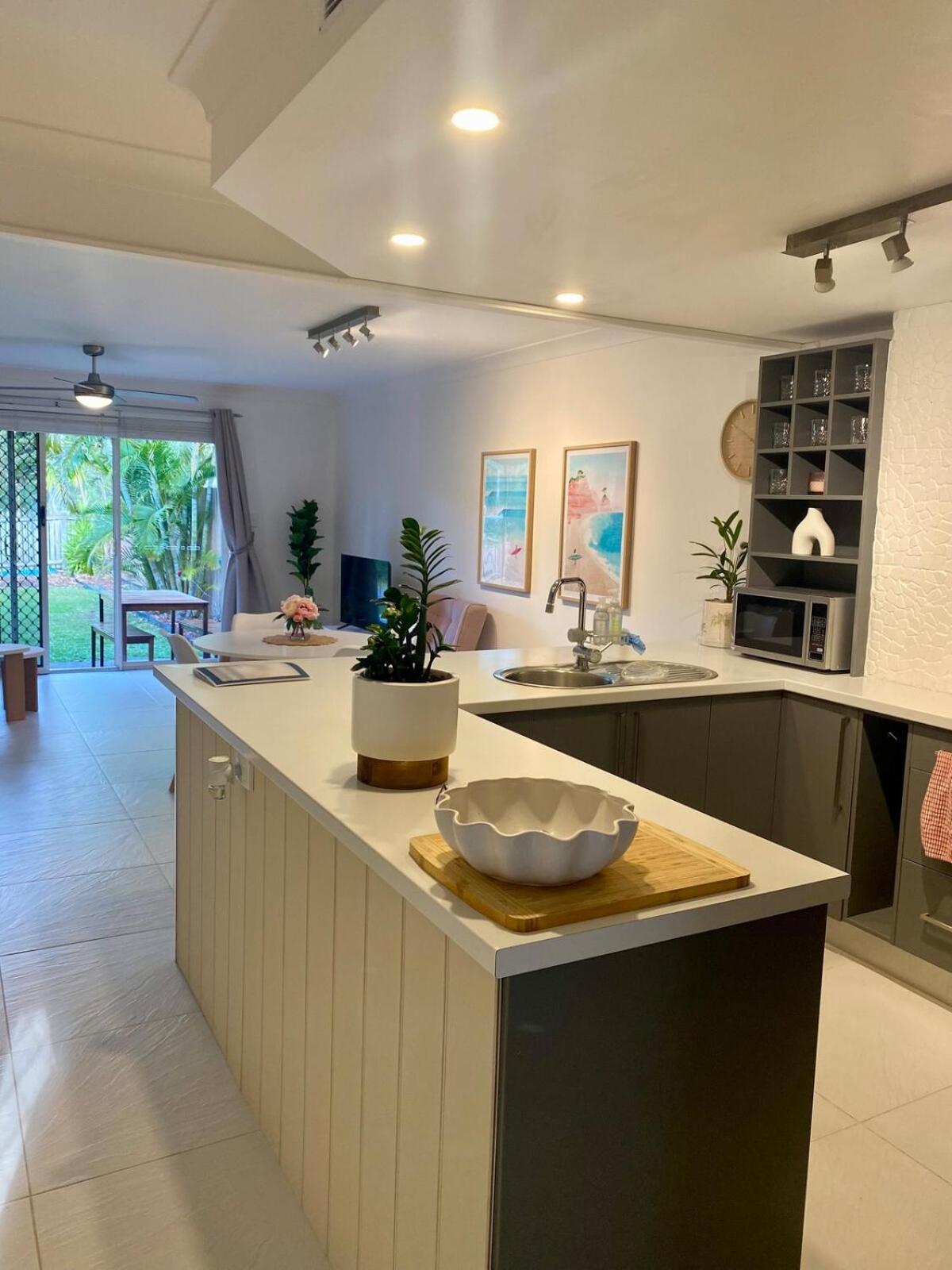 Close To Surfers & Theme Parks Townhouse With Yard Villa