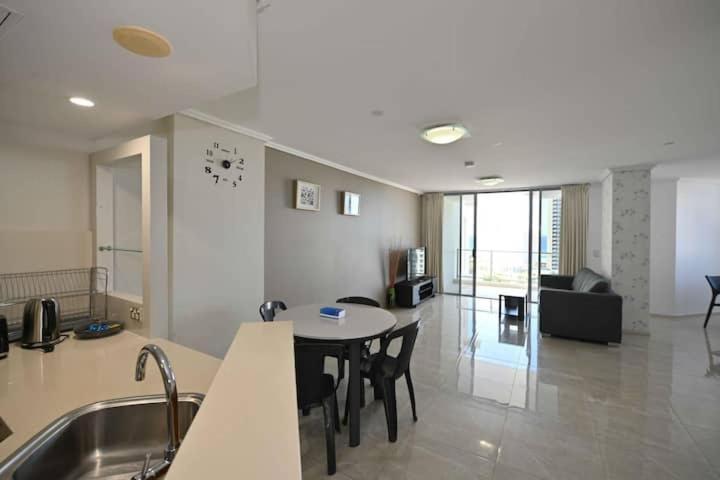 255 Sqm 3 Bedroom River Ocean View Surfers Paradise