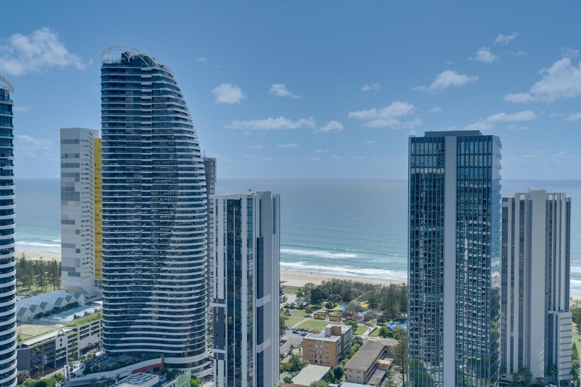 Luxury 2-br Penthouse With Stunning Ocean Views Gold Coast