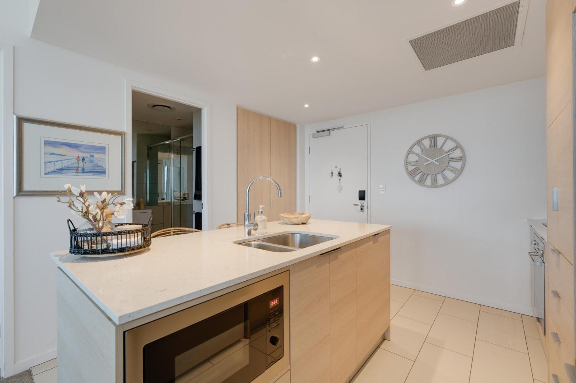 Luxury 2-br Penthouse With Stunning Ocean Views Apartment Gold Coast