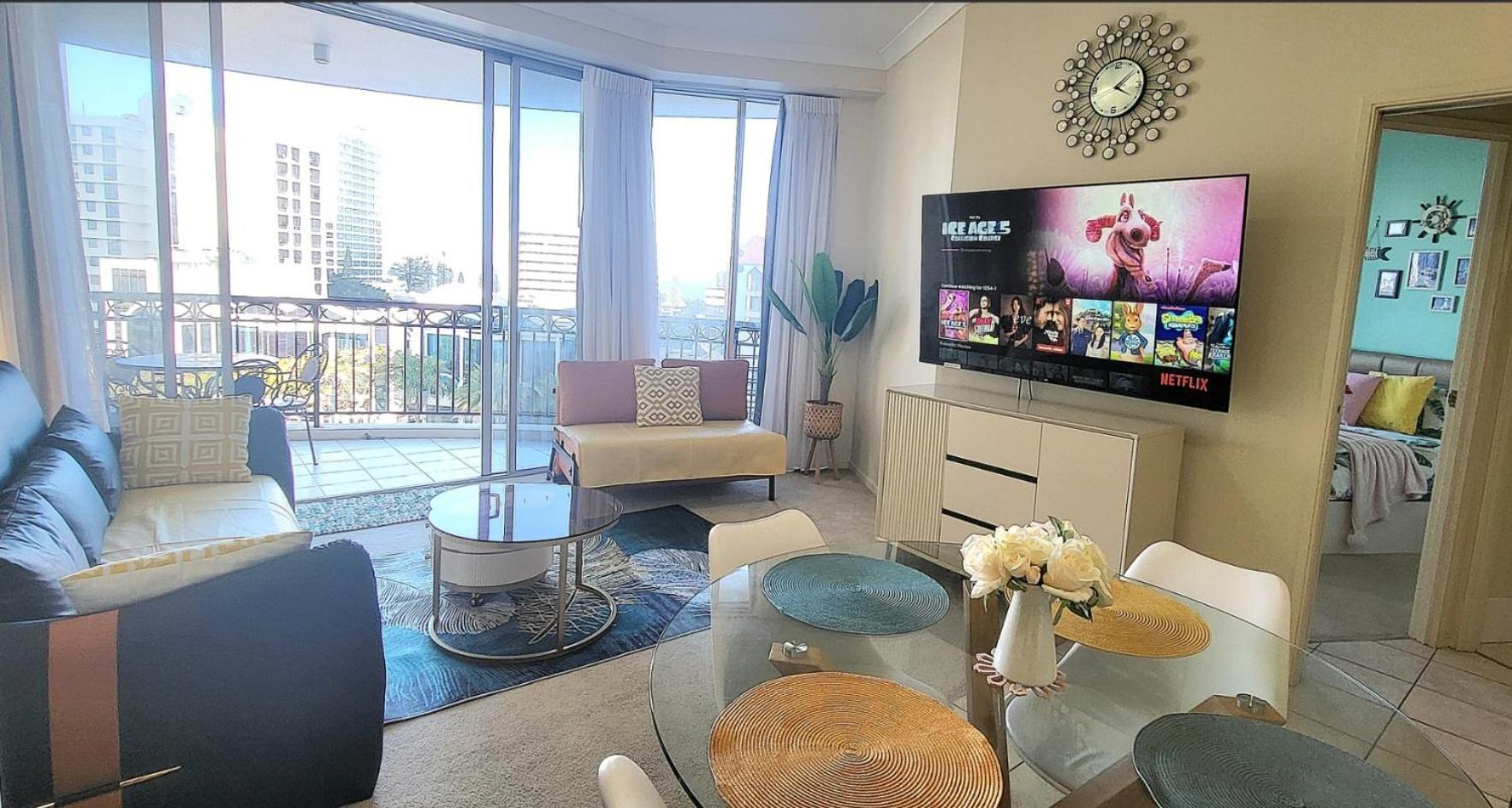 Self Contained At Chevron Renaissance - Privately Managed - Wow Apartment