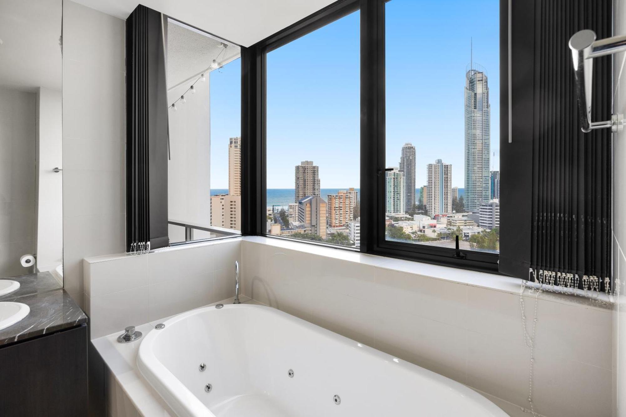 Surfers Paradise Stunning Getaway With Ocean And River Views