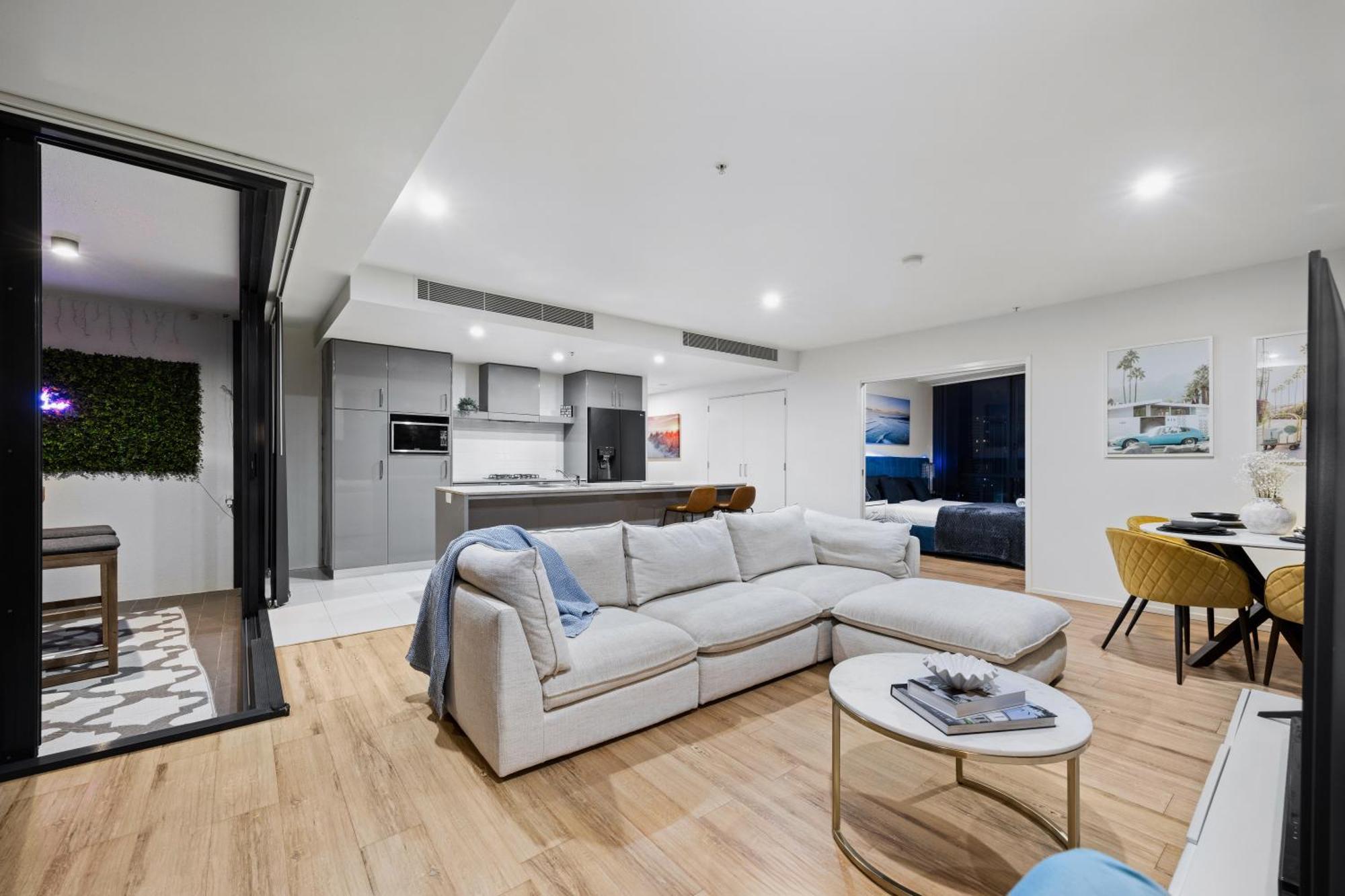 Surfers Paradise Stunning Getaway With Ocean And River Views Apartment