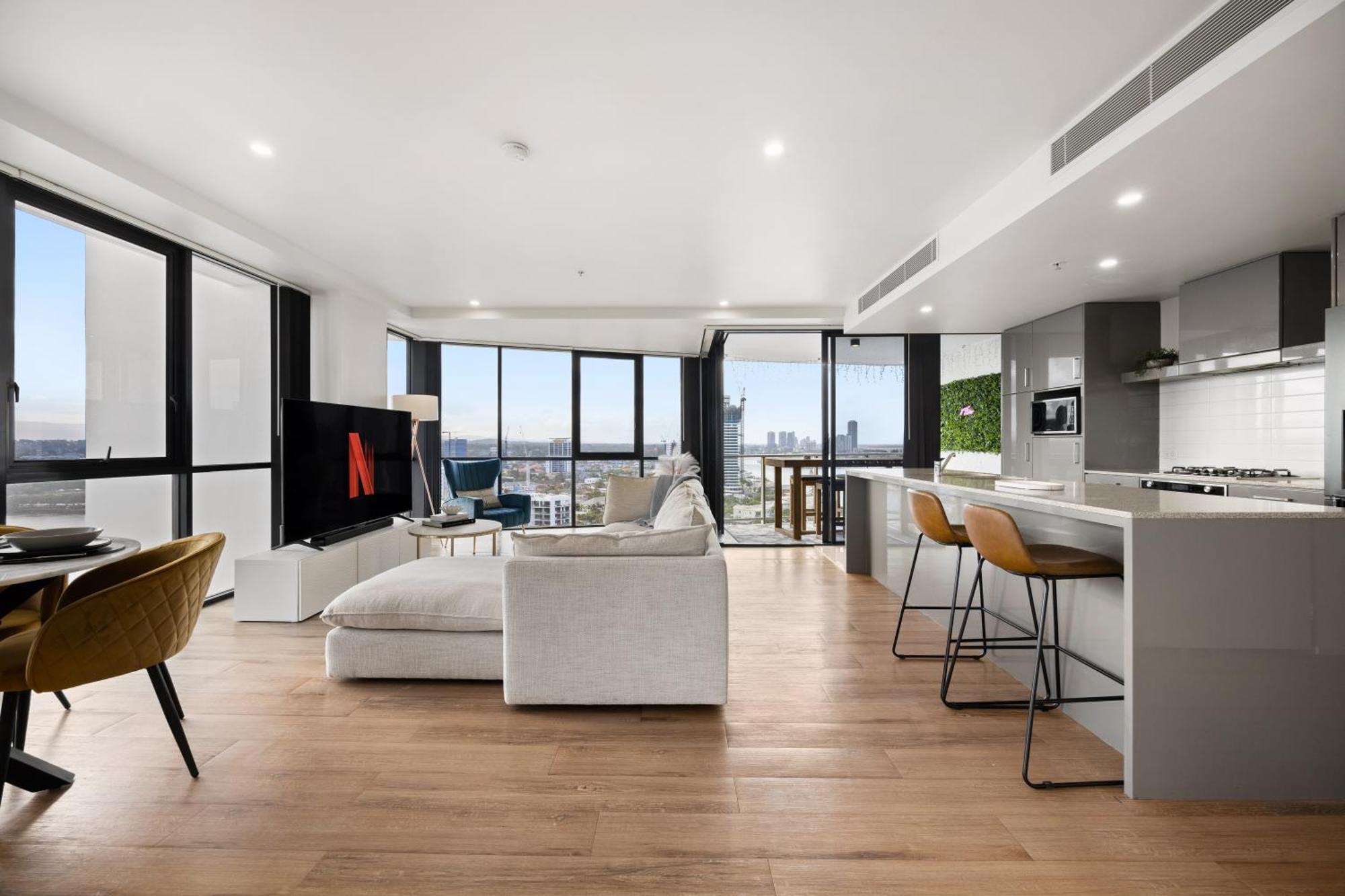 Surfers Paradise Stunning Getaway With Ocean And River Views *
