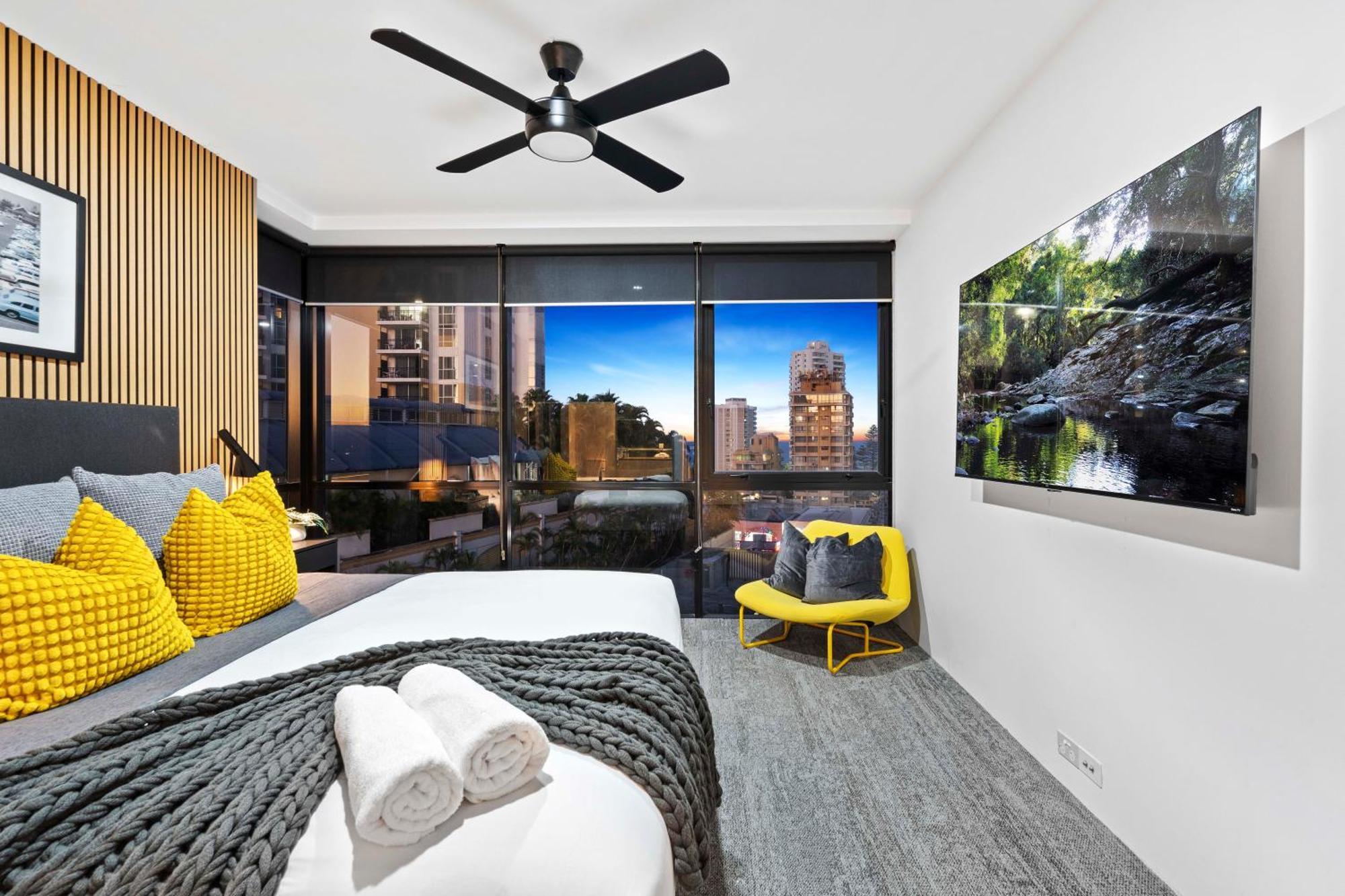 Circle On Cavill - Self Contained, Privately Managed Apartment *