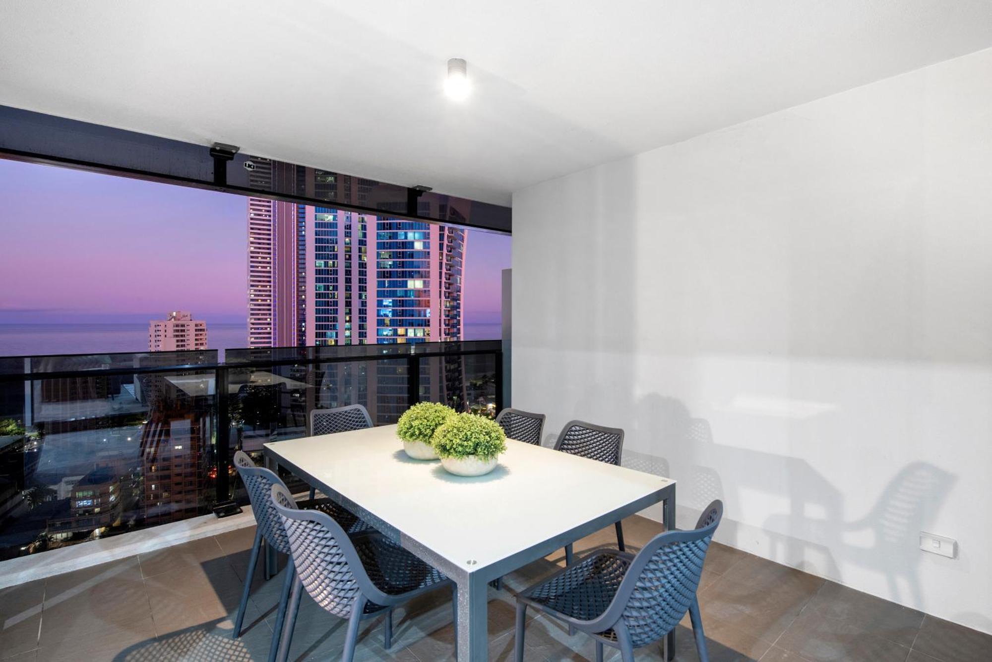 Apartment Circle On Cavill - Self Contained, Privately Managed *
