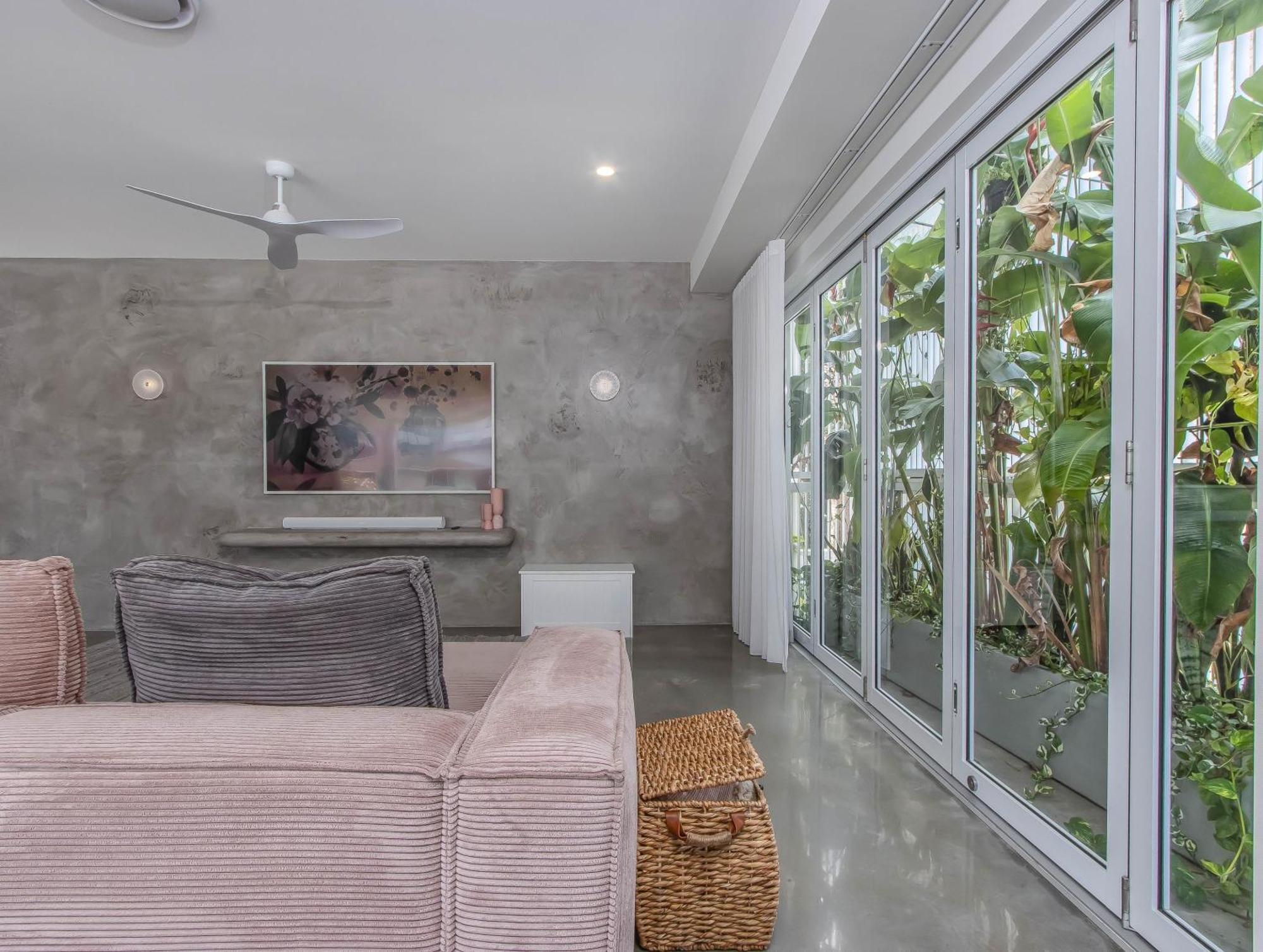 Palm Paradise: Luxury Escape By The Gold Coast