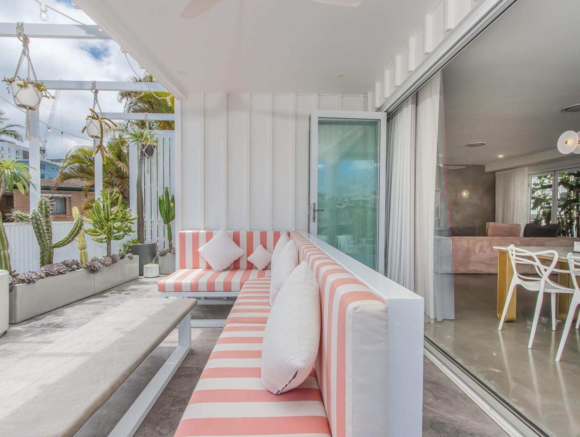 Palm Paradise: Luxury Escape By The