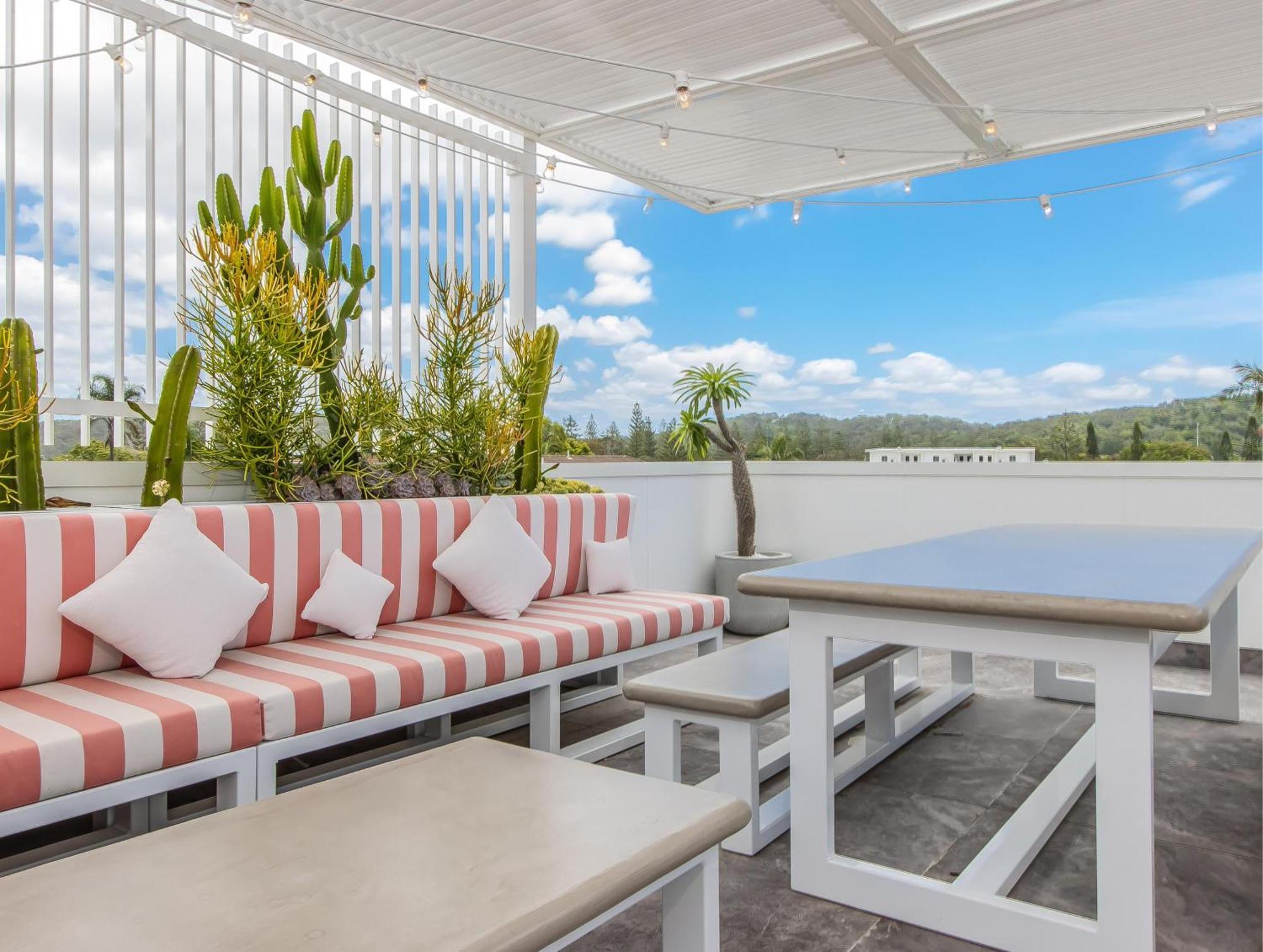 Villa Palm Paradise: Luxury Escape By The Gold Coast