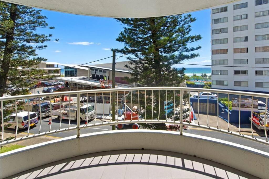 In Surfers Paradise Apartment