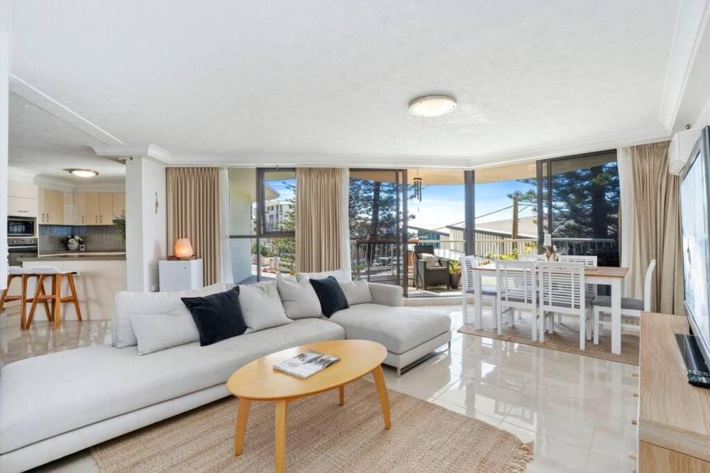 In Surfers Paradise Apartment *
