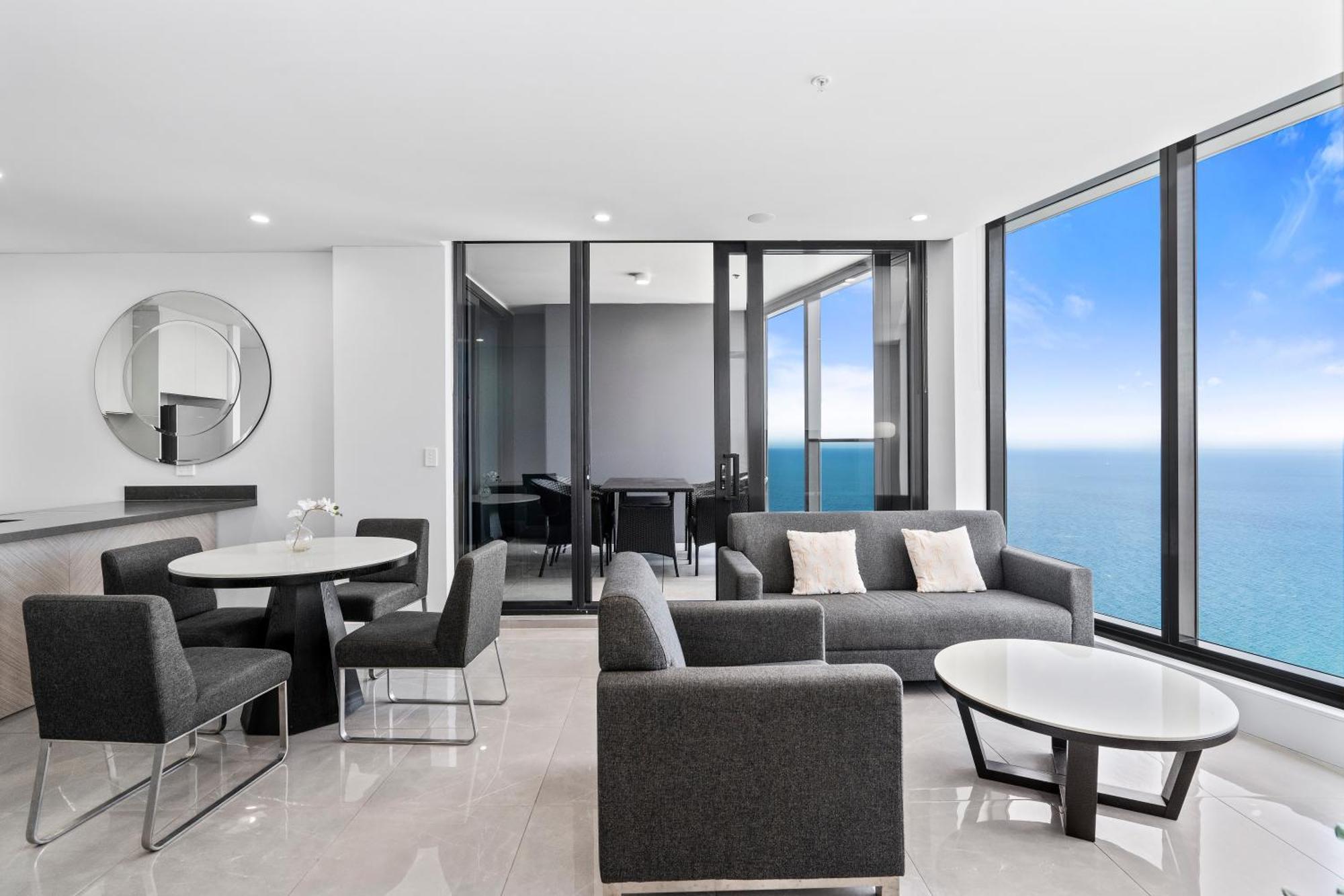 Gorgeous Oceanview 2b2b Beachfront In Surfers Apartment Gold Coast