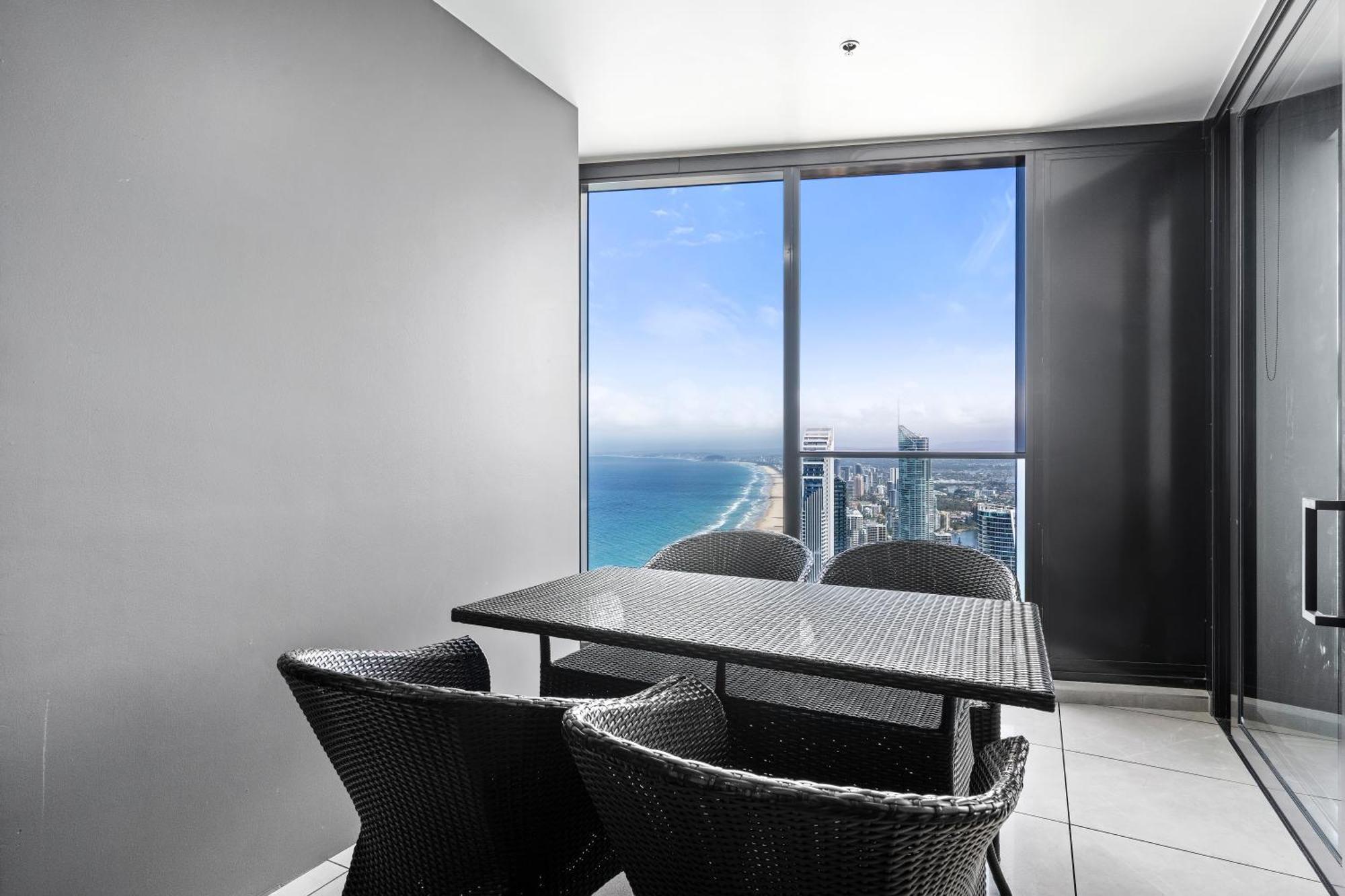Gorgeous Oceanview 2b2b Beachfront In Surfers Apartment
