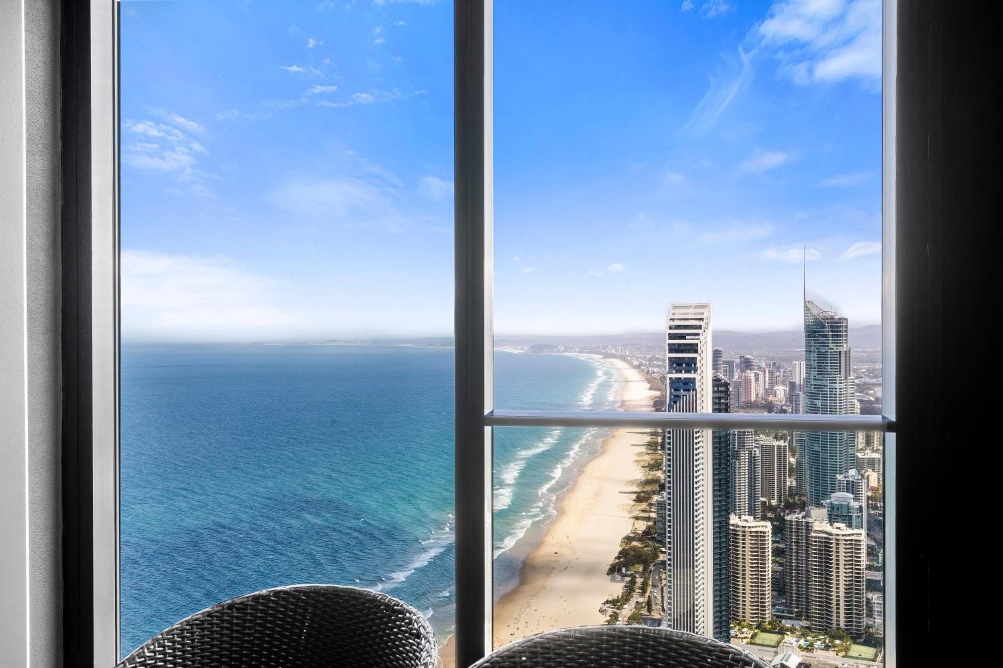 Gorgeous Oceanview 2b2b Beachfront In Surfers Apartment