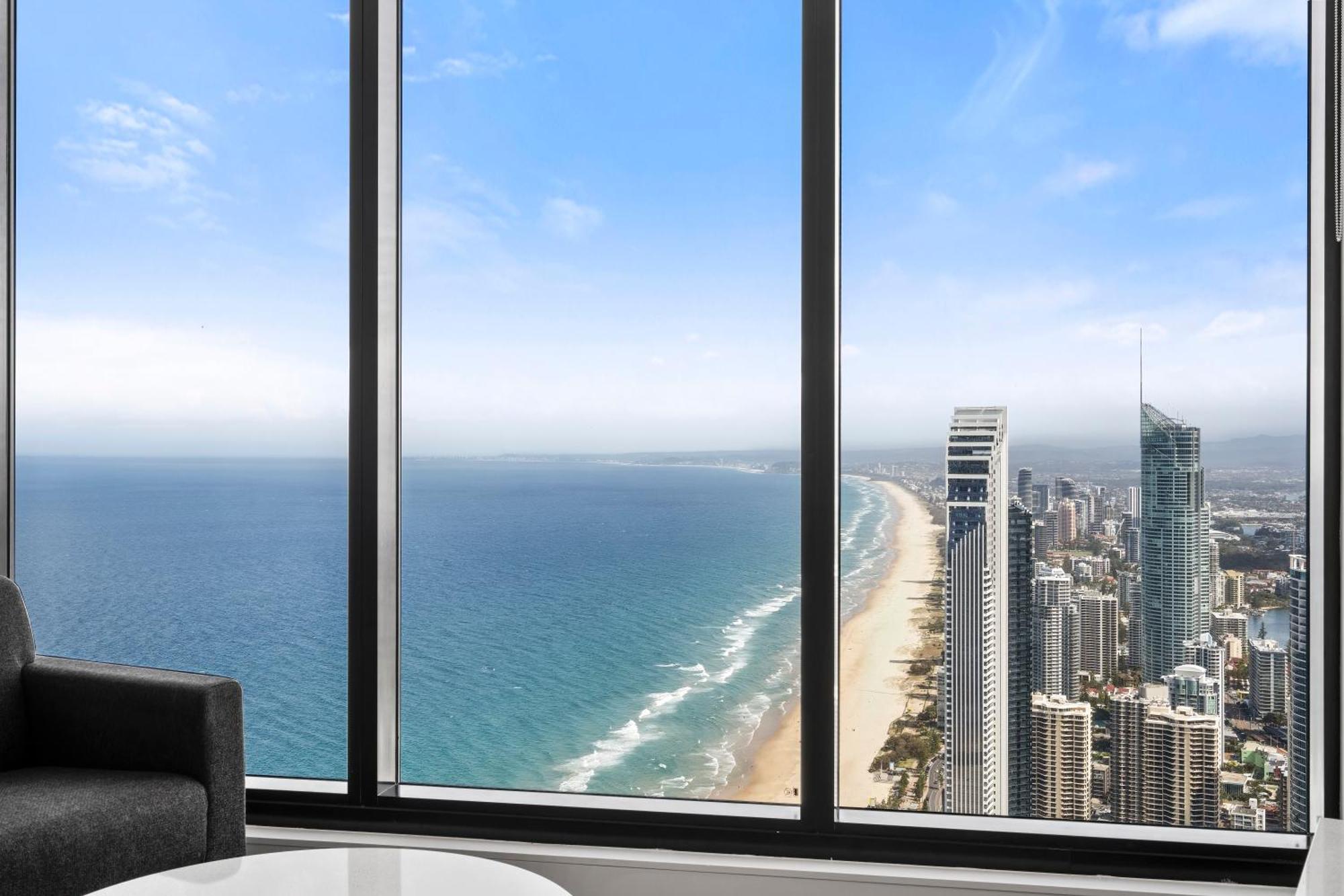 Gorgeous Oceanview 2b2b Beachfront In Surfers *