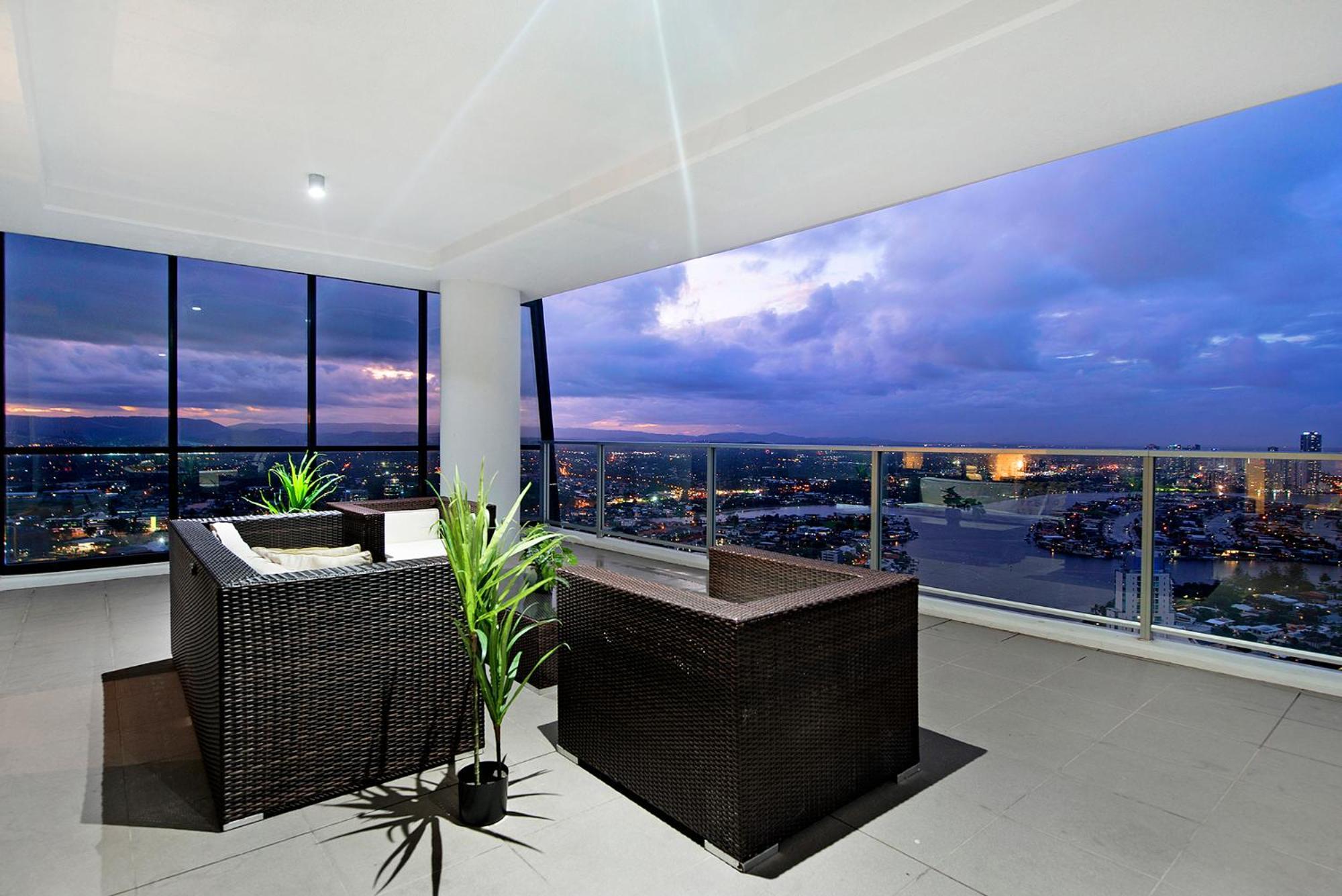 Circle On Cavill - Self Contained, Privately Managed