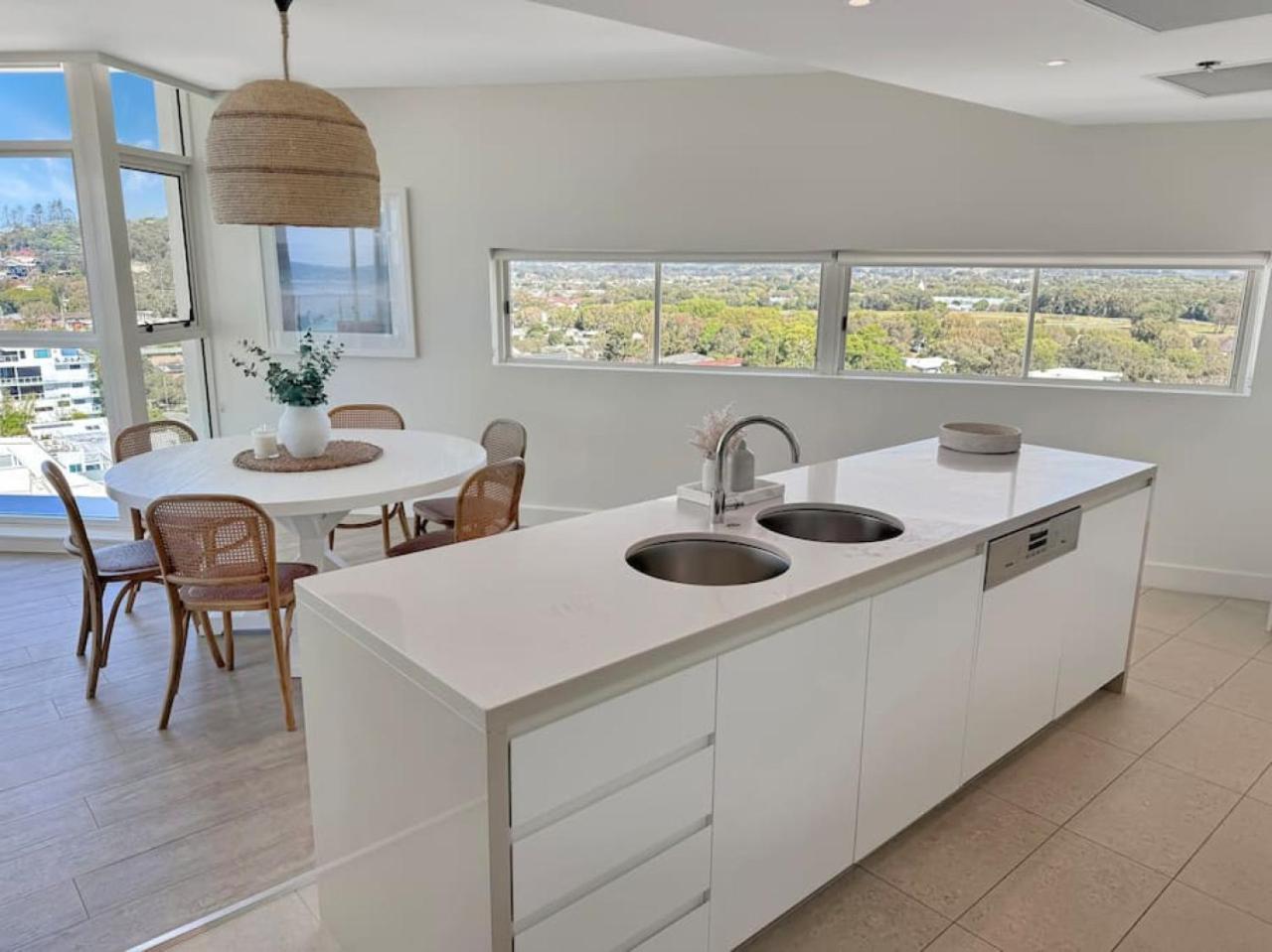 Kirra Penthouse With Private Roof Terrace *