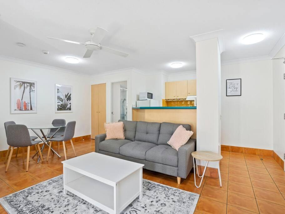 Apartment 1b In The Heart Of Broadbeach! *