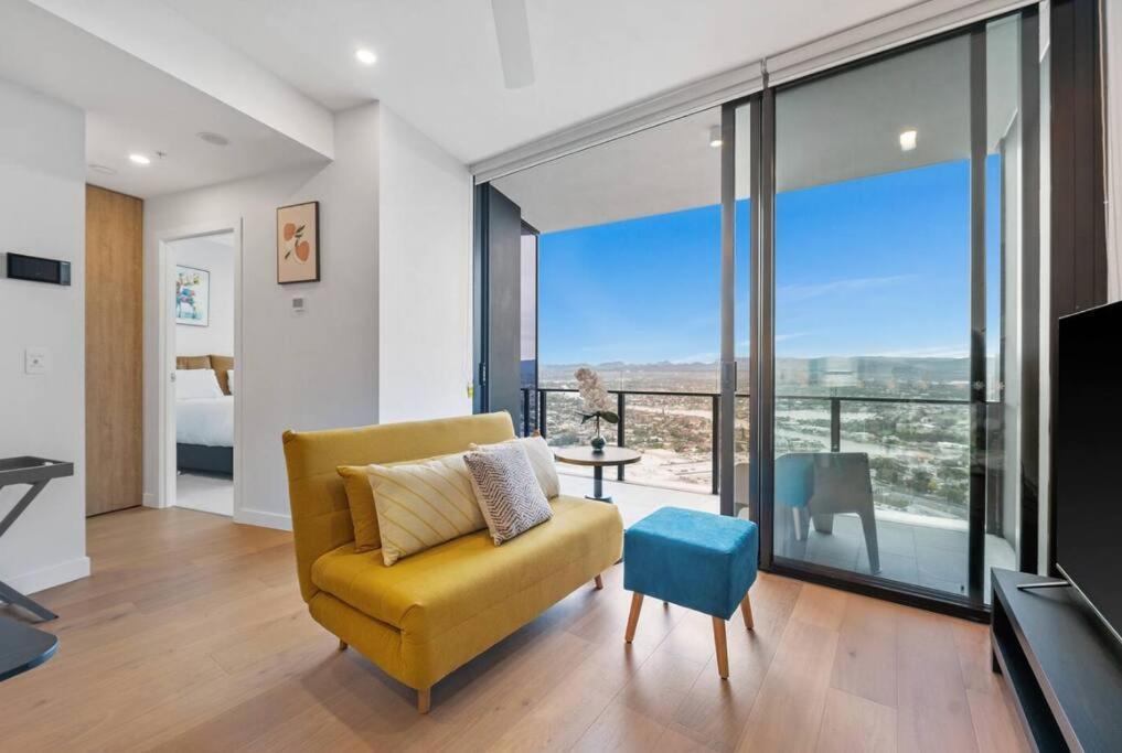 Nearly New Level 38 Broadbeach Casino 1 Bdr Unit * Gold Coast