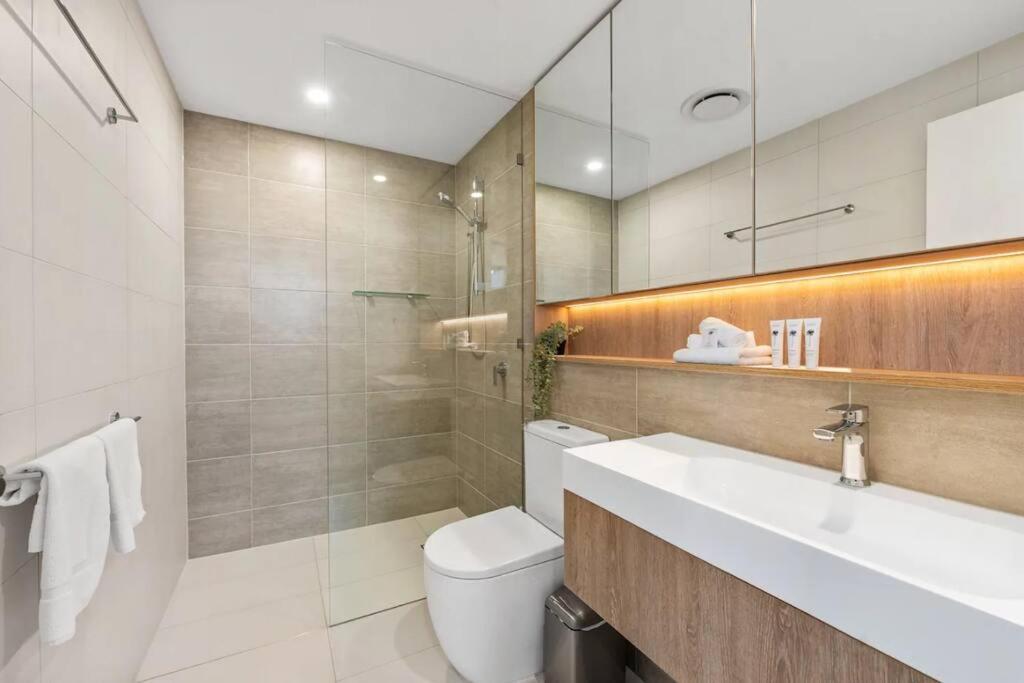 Nearly New Level 38 Broadbeach Casino 1 Bdr Unit Apartment *