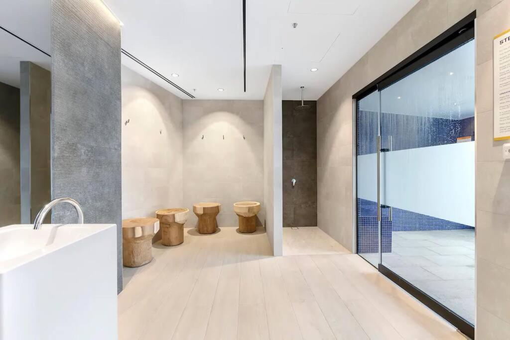 Nearly New Level 38 Broadbeach Casino 1 Bdr Unit Apartment Gold Coast