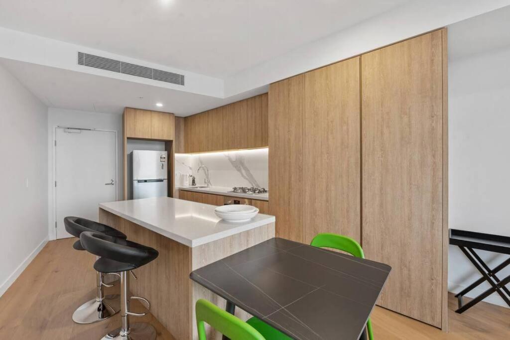 Nearly New Level 38 Broadbeach Casino 1 Bdr Unit Apartment Gold Coast