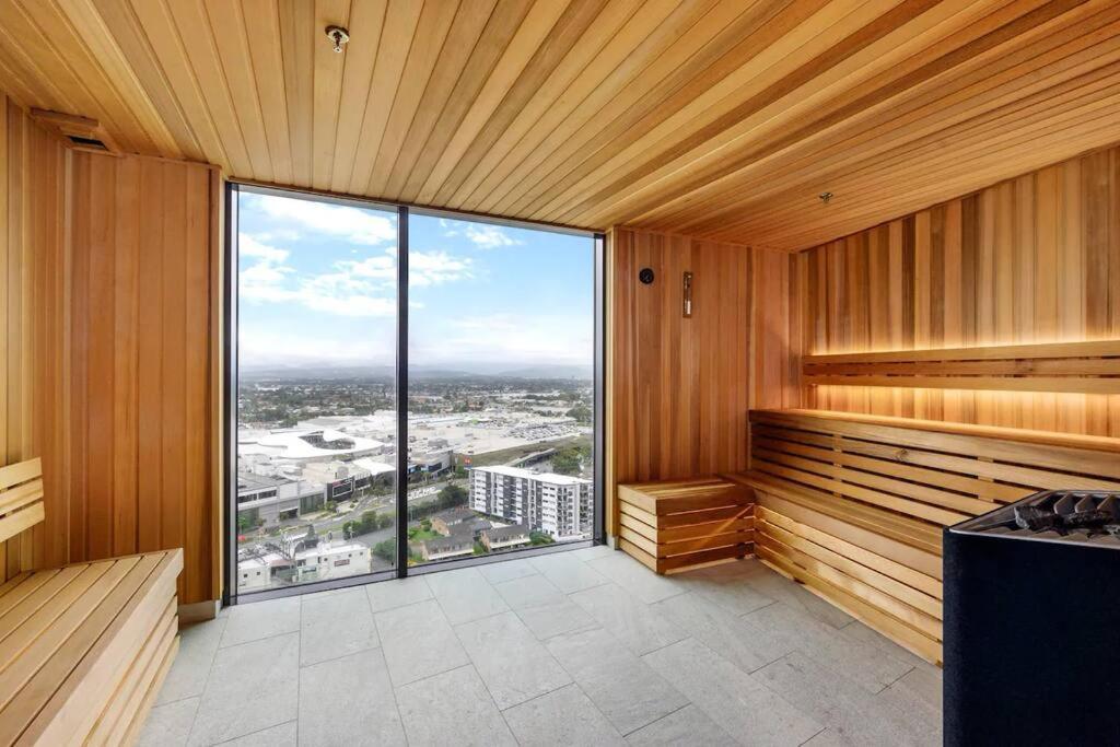 Nearly New Level 38 Broadbeach Casino 1 Bdr Unit Apartment *