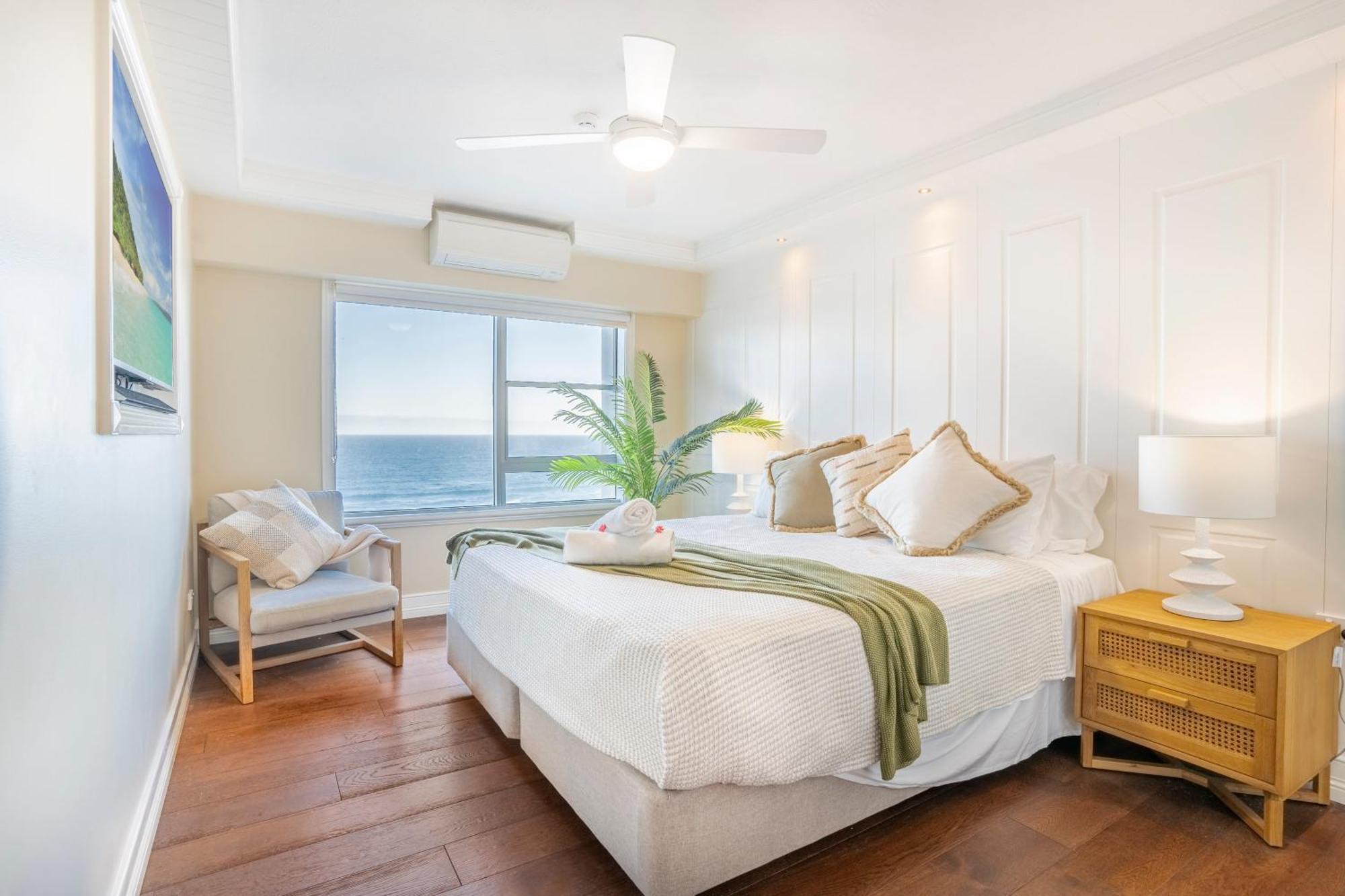 The Hamptons - Ultimate Six Star Beachfront Experience With Parking & Pool Apartment