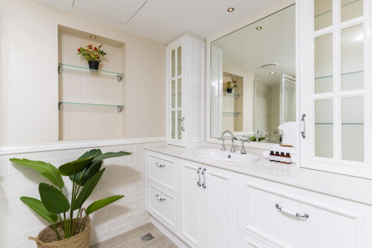 The Hamptons - Ultimate Six Star Beachfront Experience With Parking & Pool *