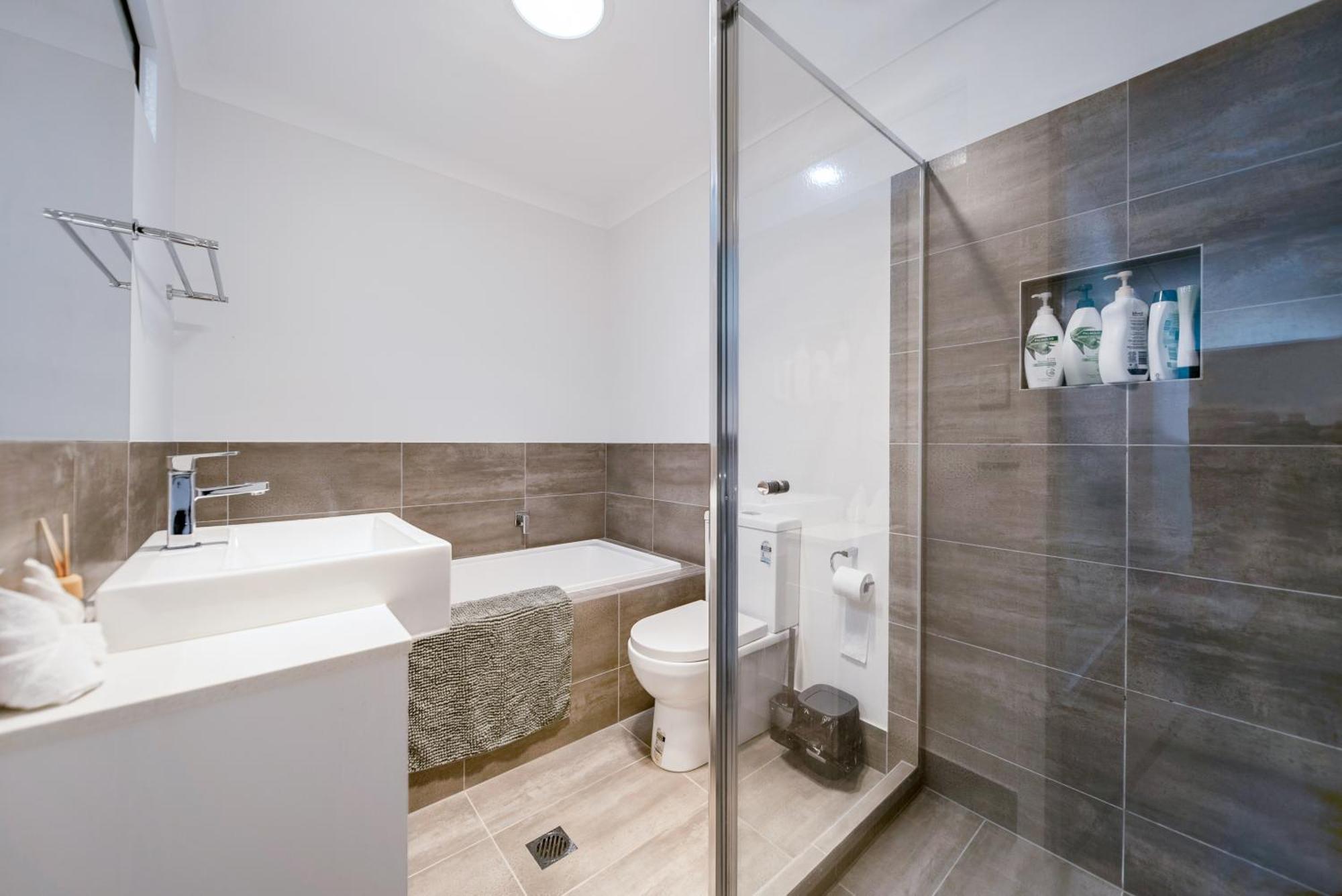 Holiday home Comfy Coomera Duplex 1 - Fully Furnished Home, Private & Peaceful, Secure Garage & Free Wifi Gold Coast