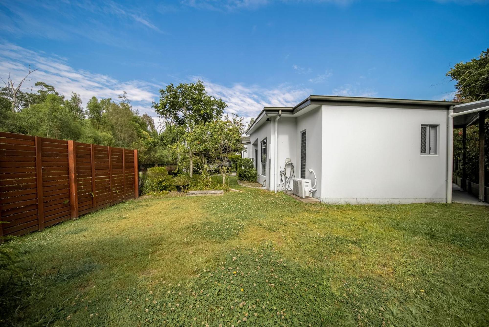 Comfy Coomera Duplex 1 - Fully Furnished Home, Private & Peaceful, Secure Garage & Free Wifi Gold Coast