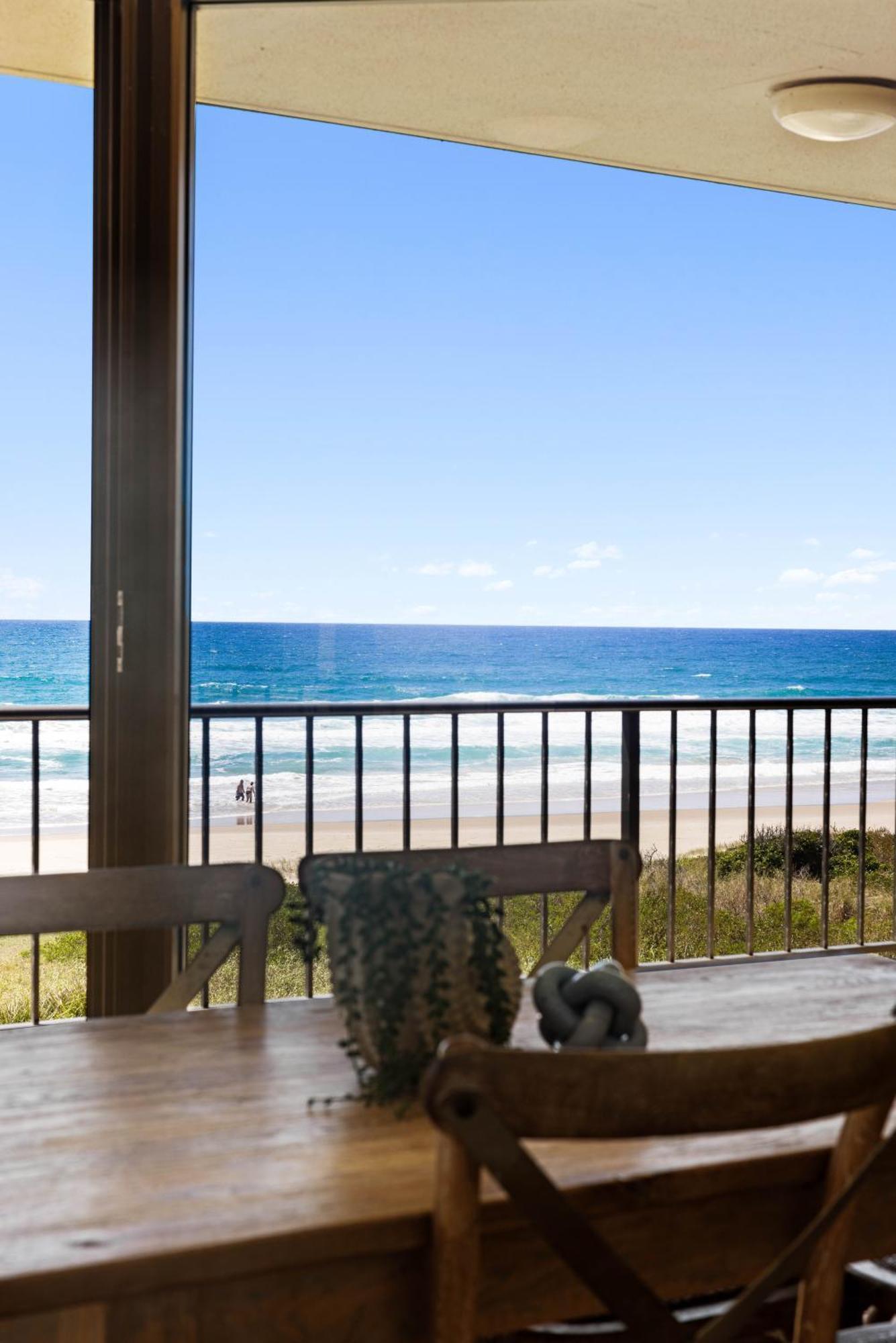 Surfside Court - Hosted By Burleigh Letting