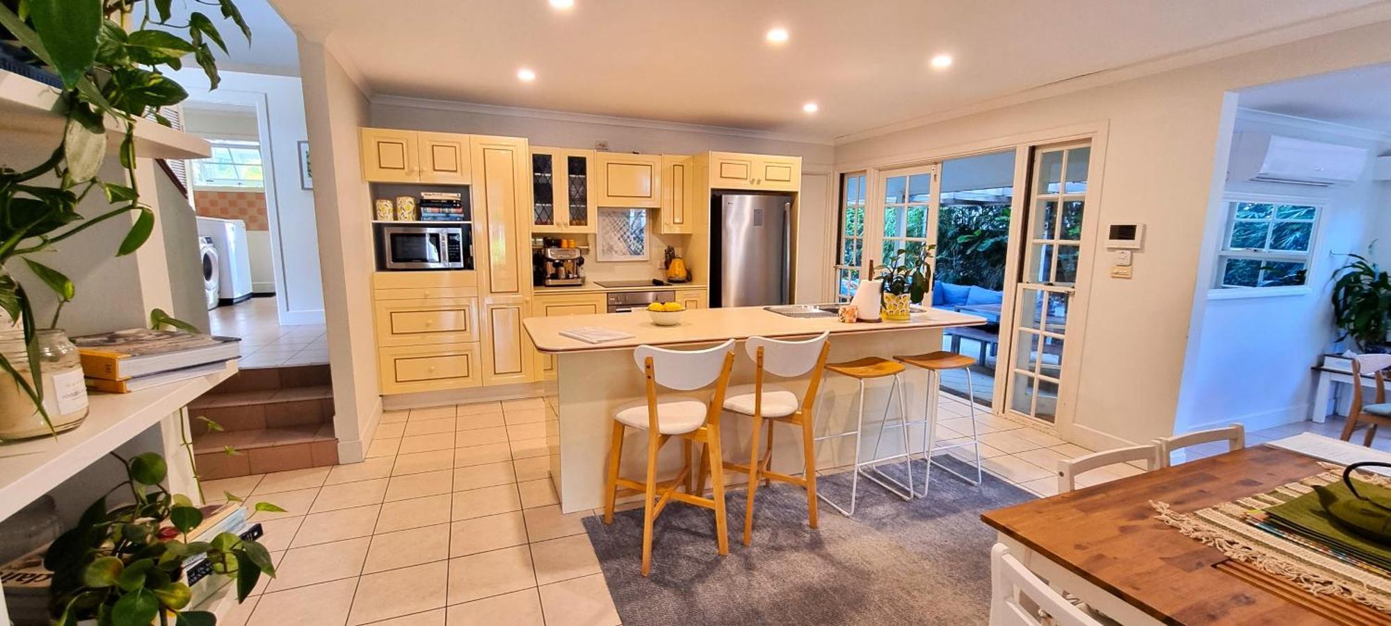 Fab 4brm With Pool A 18 Min Walk To Holiday home