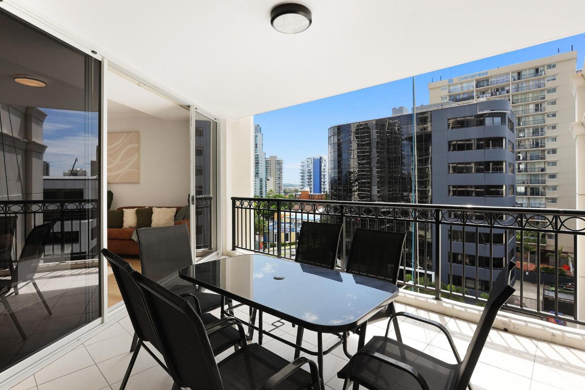 Chevron Big Family 3brm, 3 Pools, Gym, Sauna, Spa. Gold Coast