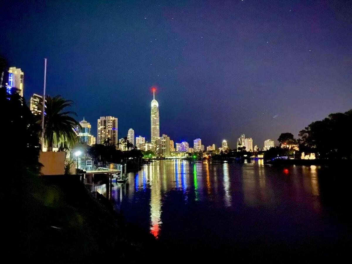 Charming Chevron Island Haven- Dog-friendly Retreat Right On Main River Gold Coast