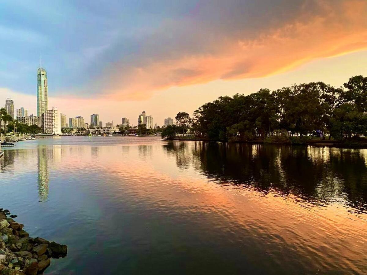 Charming Chevron Island Haven- Dog-friendly Retreat Right On Main River Villa Gold Coast