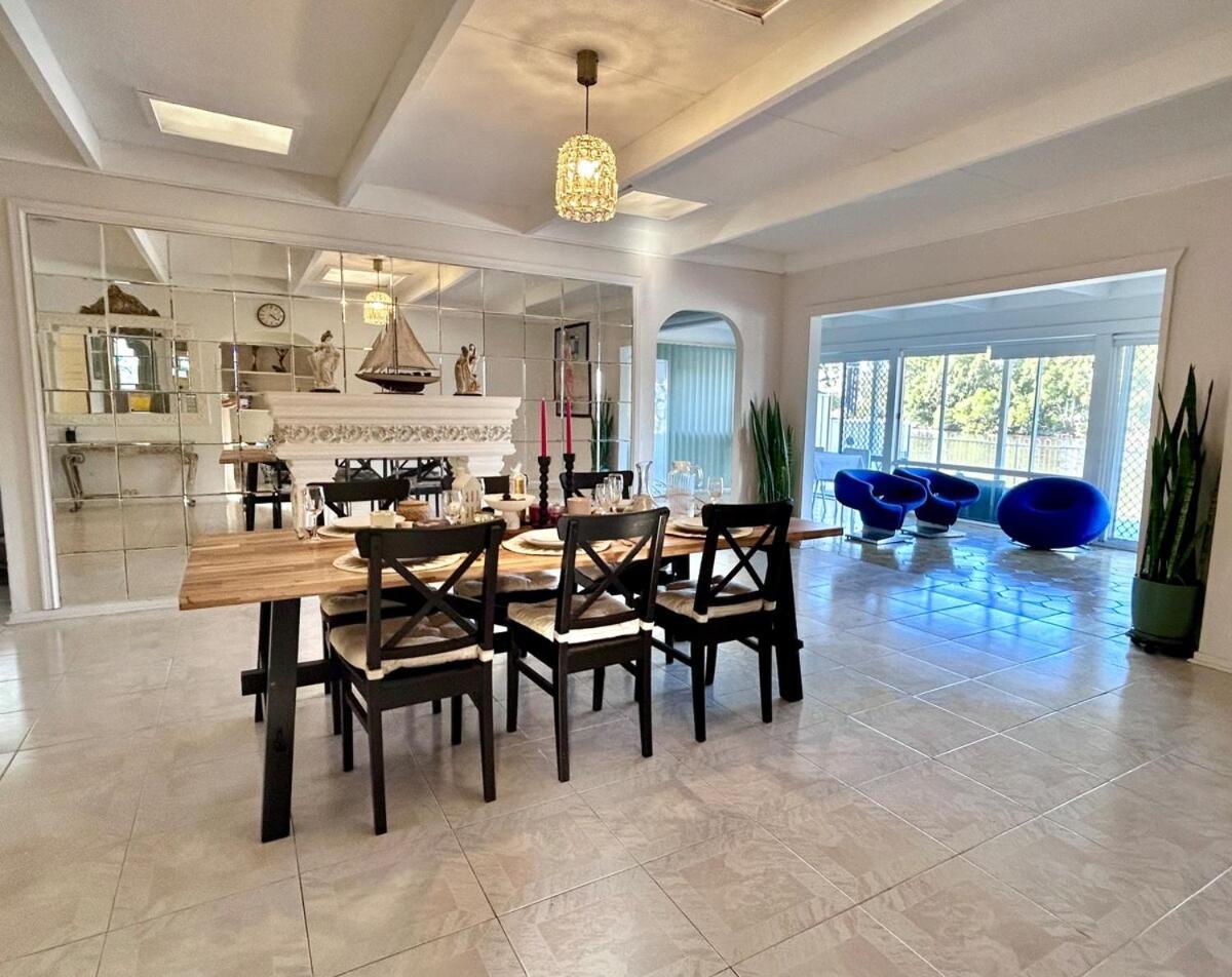 Charming Chevron Island Haven- Dog-friendly Retreat Right On Main River * Gold Coast