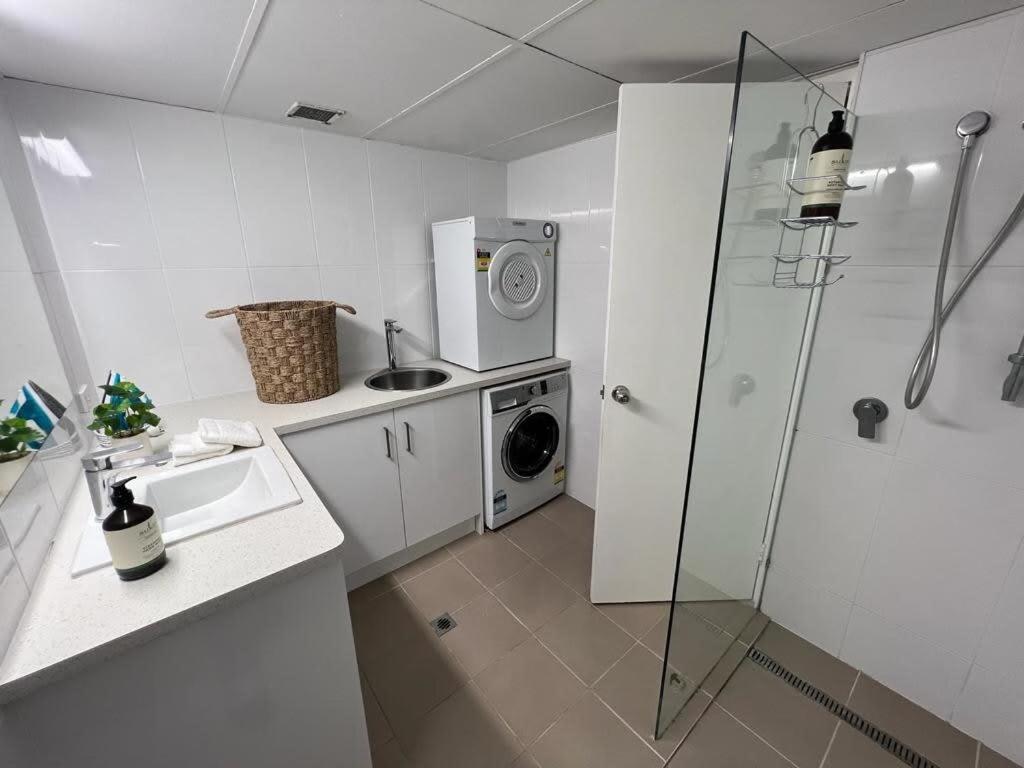 Apartment 2 Bedroom With Parking Stroll To *