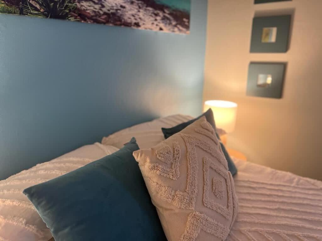 Apartment 2 Bedroom With Parking Stroll To