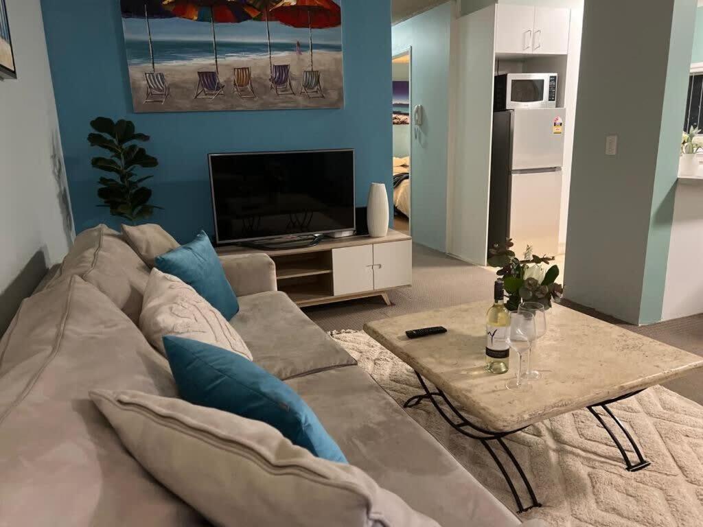 2 Bedroom With Parking Stroll To