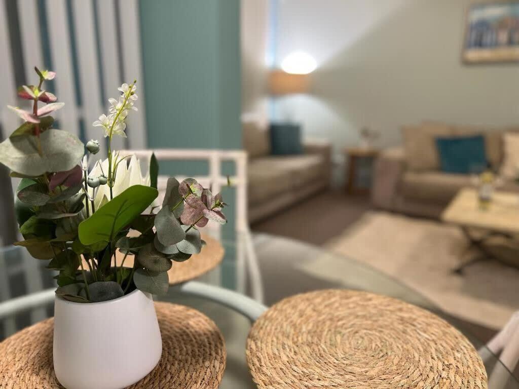 2 Bedroom With Parking Stroll To Apartment