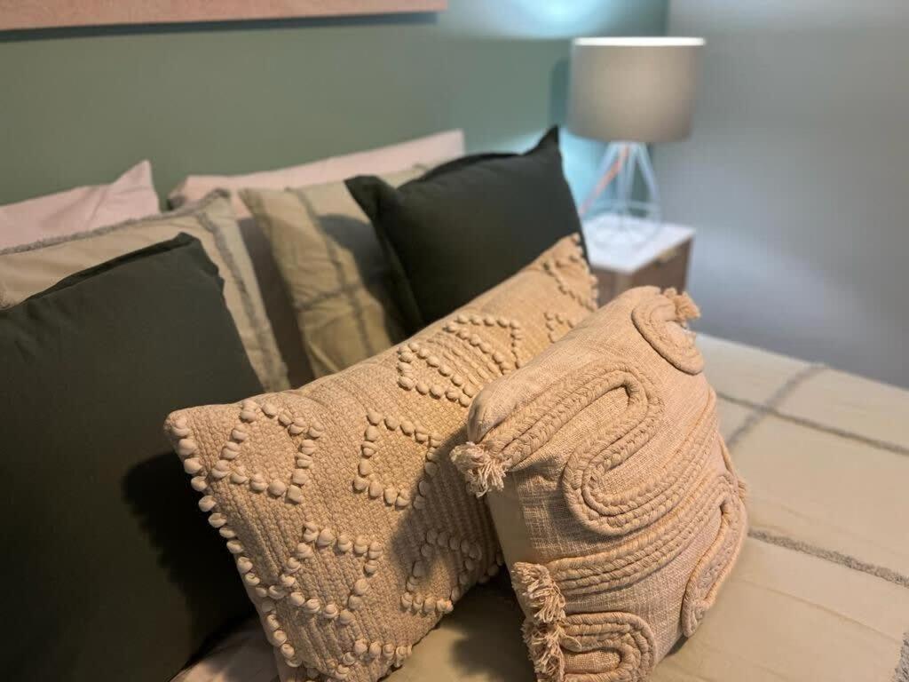 2 Bedroom With Parking Stroll To Apartment *