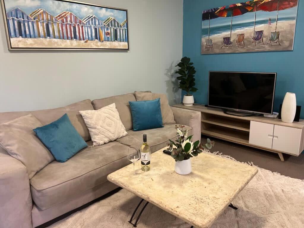 Apartment 2 Bedroom With Parking Stroll To Gold Coast