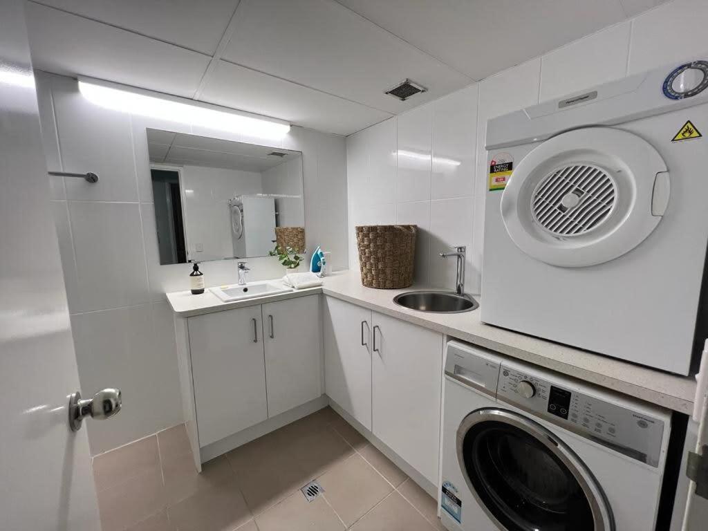 Apartment 2 Bedroom With Parking Stroll To