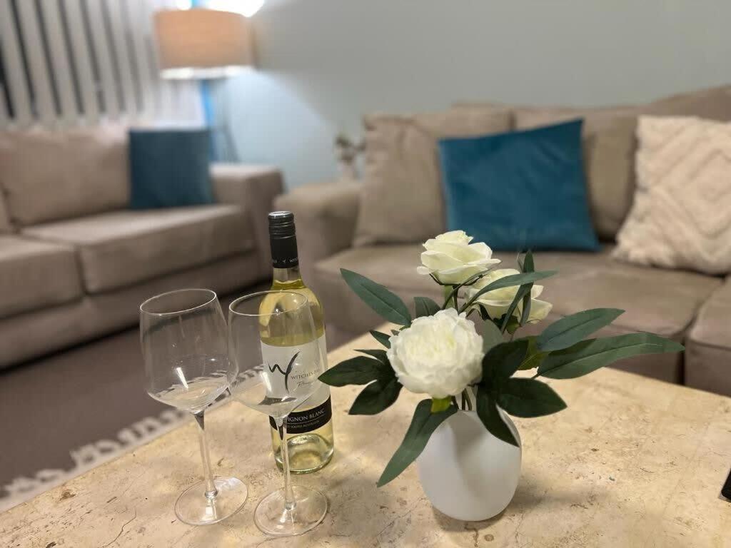 2 Bedroom With Parking Stroll To Apartment *