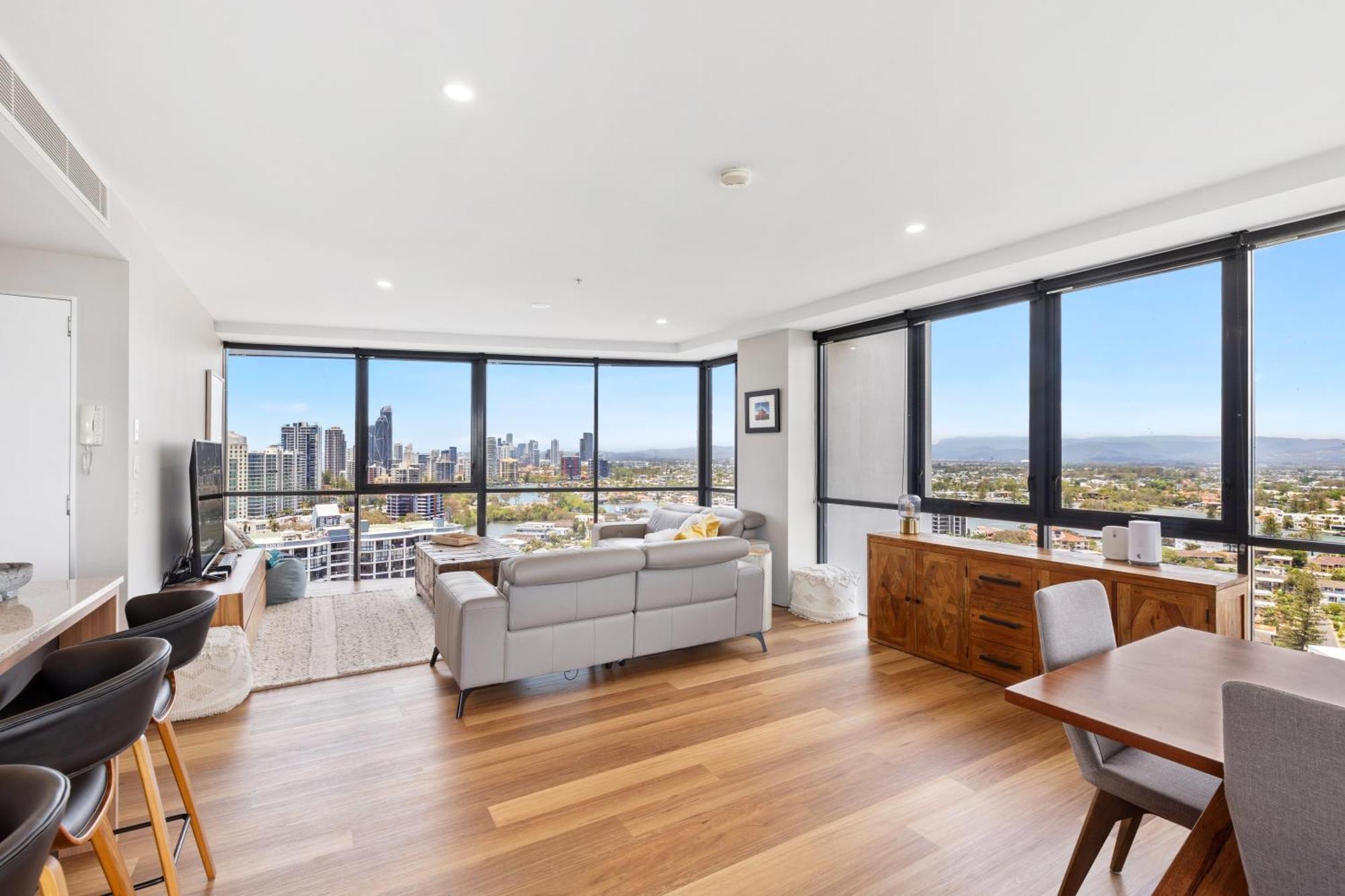 Stunning 180 Degree Views At Avalon *