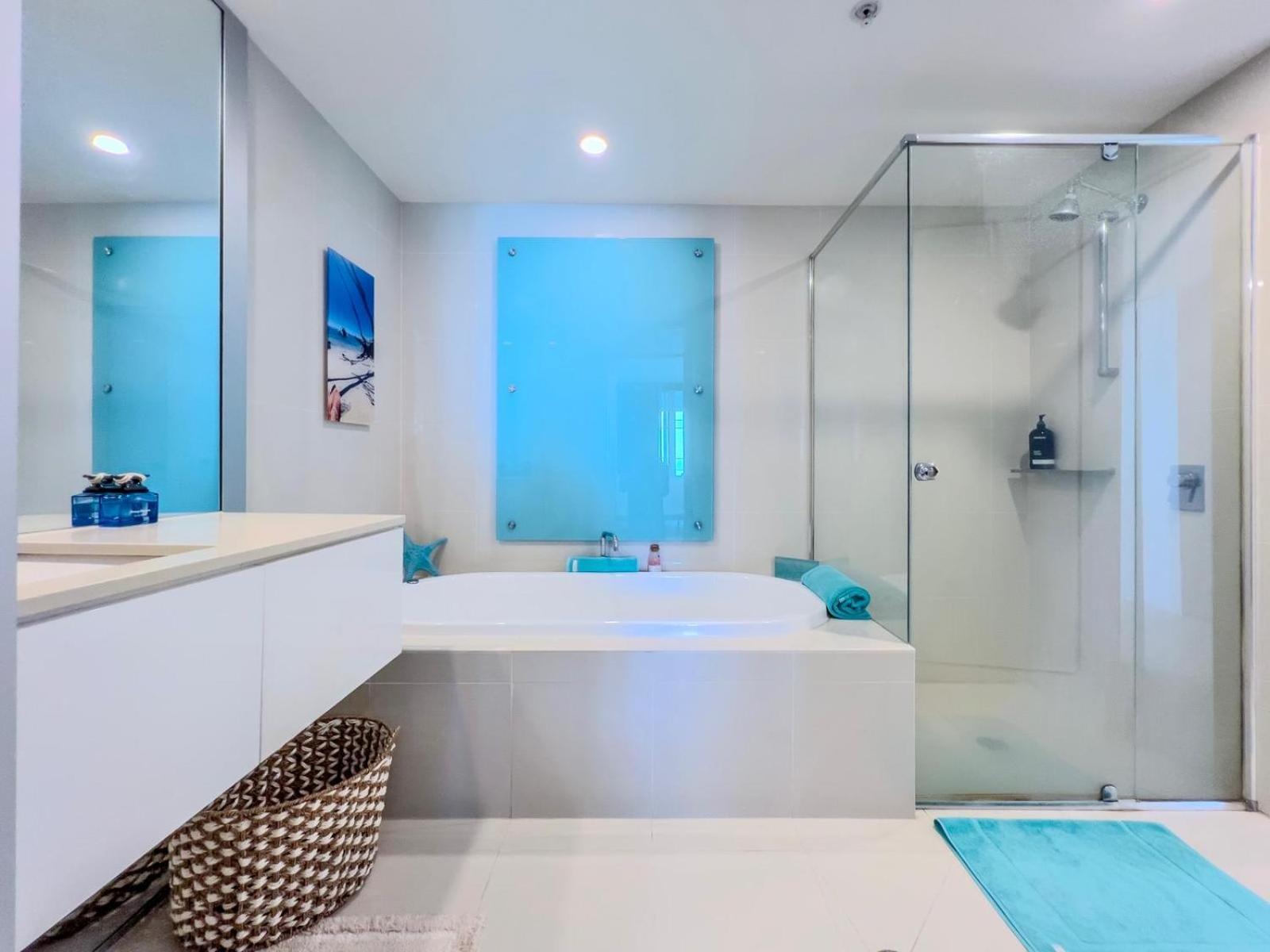 Iconic Q1 Level 35! Apartment *