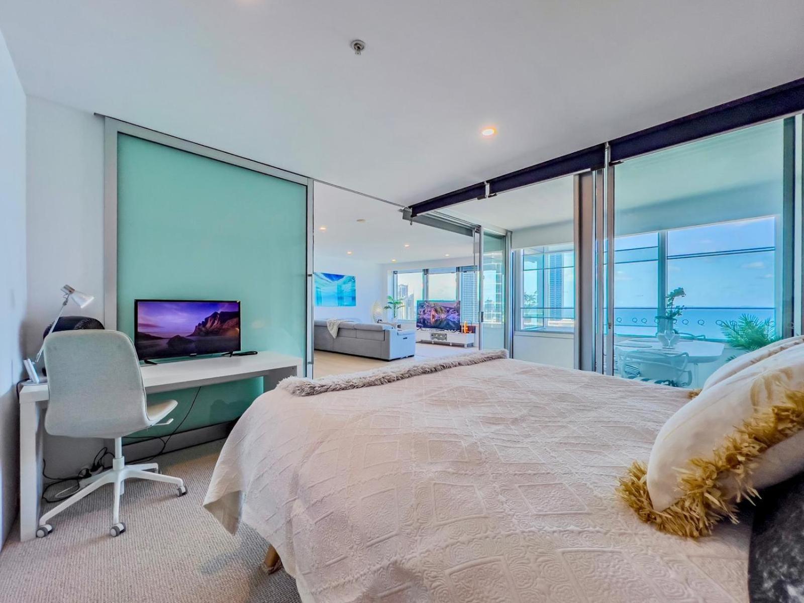 Iconic Q1 Level 35! Apartment