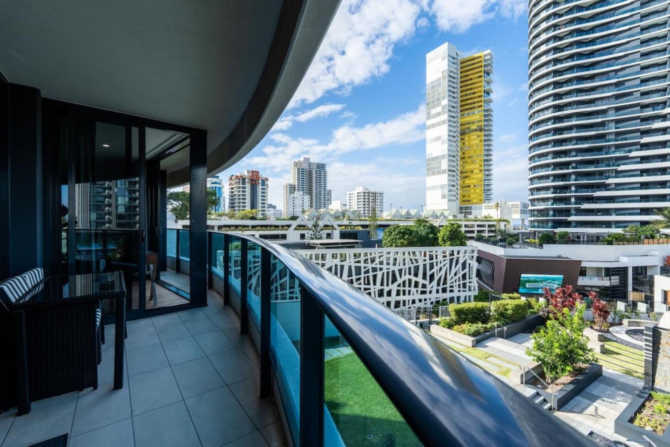 Oracle 2 - 2b In Broadbeach With Views *