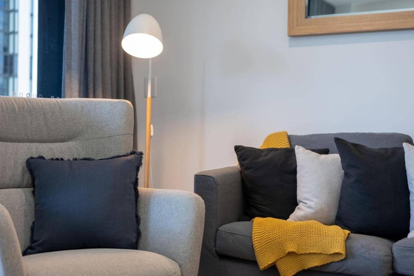 Oracle 2 - 2b In Broadbeach With Views *